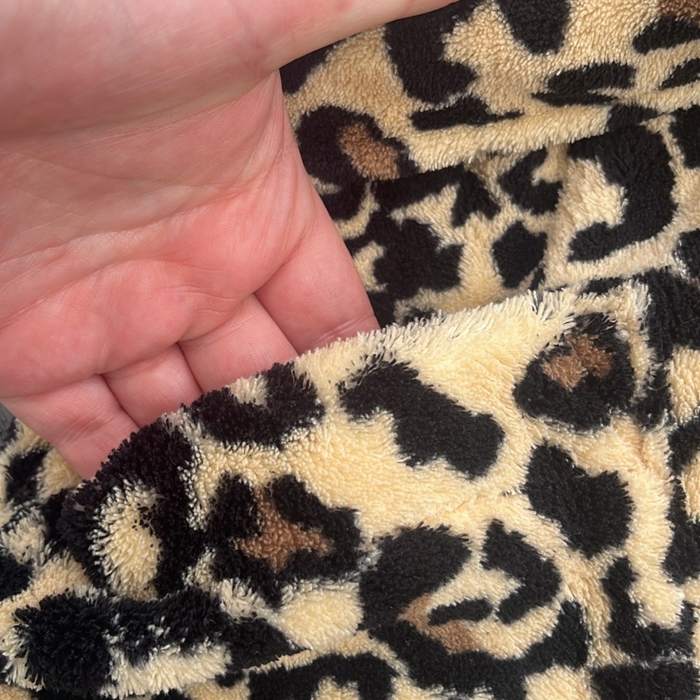 ❄️ Cheetah Print Fuzzy Robe - Picture 3 of 7